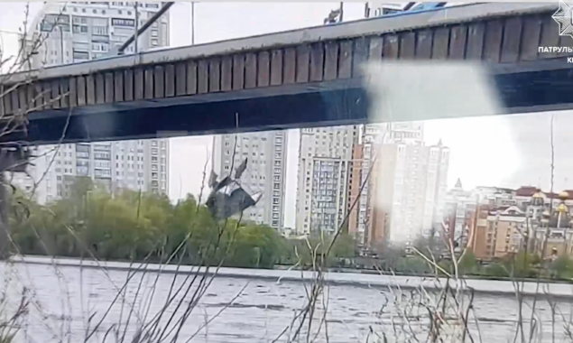 У Києві на Північному мосту у Дніпро впала металева конструкція з вантажівки