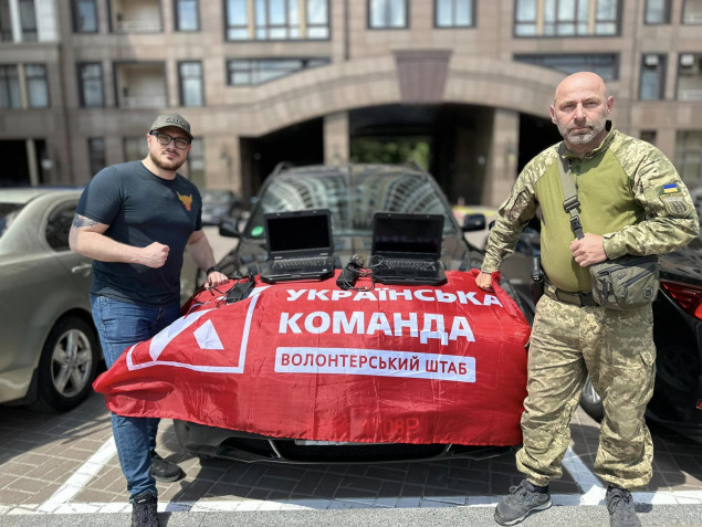 “Українська команда” передала бійцям з “Правого сектору” захищені ноутбуки