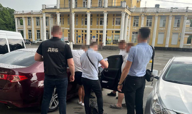 У Києві посадовця РДА викрили на хабарі та “кришуванні” стихійної торгівлі