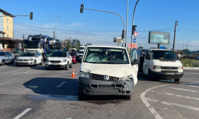 У Києві на кільцевій дорозі мікроавтобус на смерть збив пішохода