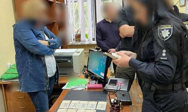 На Київщині завідувачку кафедри одного з ВНЗ викрили на хабарі за захист магістерської роботи