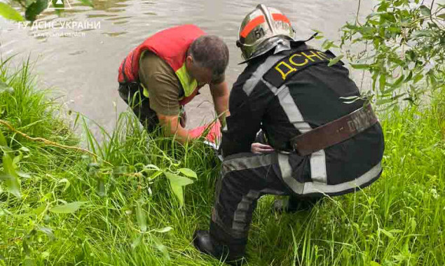  У Боярскій громаді рятувальники дістали з водойми тіло жінки
