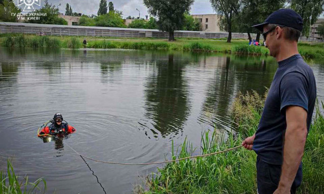 У Києві в районі ДВРЗ у озері виявили тіло чоловіка
