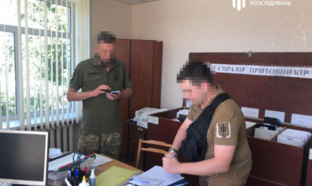 Начальника військкомату на Київщині підозрюють у переправленні ухилянтів за кордон (фото, відео)