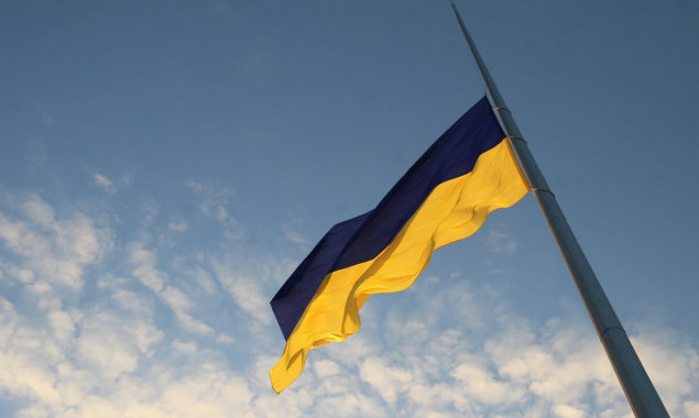 До Дня Конституції у Києві міняють полотнище найбільшого прапора України