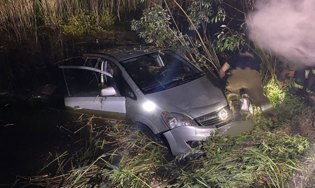 В Обухівському районі із затопленого авто дістали тіло водія і собаки (відео)