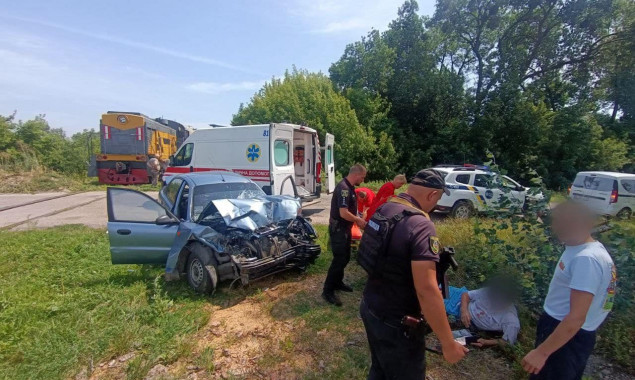 На Київщині внаслідок зіткнення легковика з локомотивом постраждав чоловік