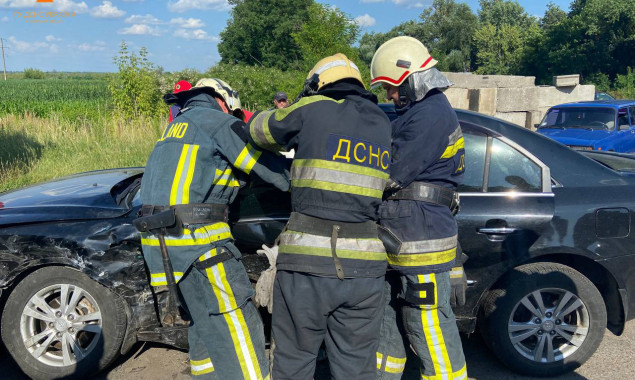 На Фастівщині рятувальники деблокували водія з понівеченого внаслідок ДТП авто (фото)