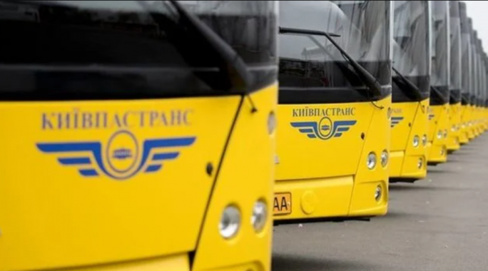 У Києві затримується рух низки автобусів та тролейбусів через ДТП на мосту Патона