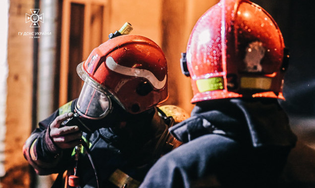 При пожежі на столичних Нивках з димової пастки врятували родину з двома дітьми