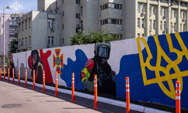 У Дарницькому районі Києва з’явився мурал, присвячений рятувальникам (фото)