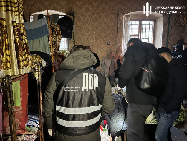 ДБР повідомило підозру “смотрящому”, який організував наркотрафік до Київського СІЗО (фото)
