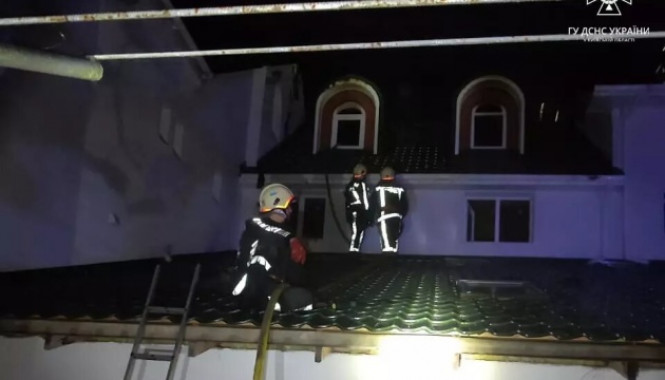 На Київщині рятувальники ліквідували пожежу в жіночому монастирі 