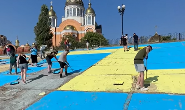 У Києві на Оболонській набережній активісти відновили кримськотатарський прапор