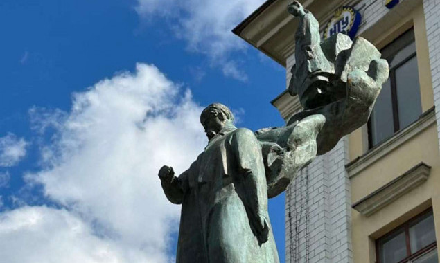 На столичному Печерську замість знесеного Пушкіна встановили пам’ятник Шевченку з “Думою” 