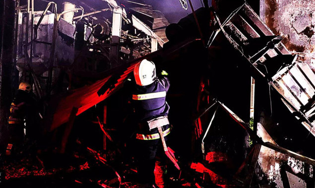На Фастівщині горіло складське приміщення із шинами, рятувальники ліквідували пожежу (фото)