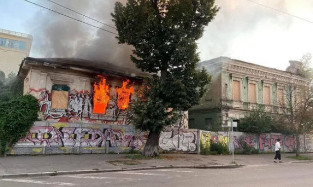 У Києві правоохоронці розслідують підпал будинку на Подолі, що є пам’яткою архітектури XIX століття 
