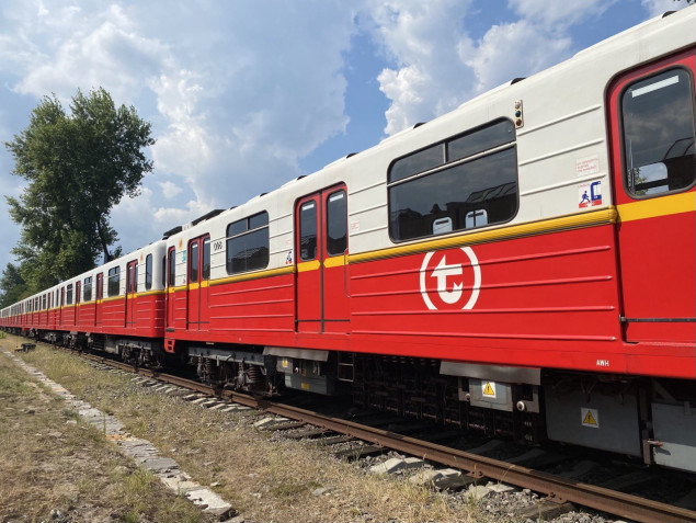 “Київський метрополітен” отримав ще 6 вагонів від варшавського метро (фото)