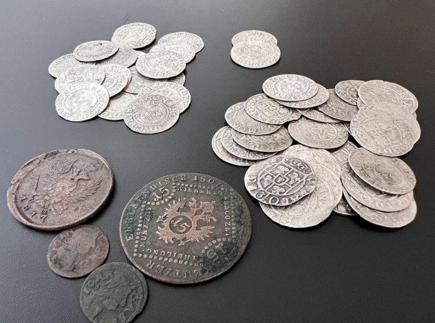 Столичні митники вилучили старовинні монети, які планувалося відправити поштою за кордон