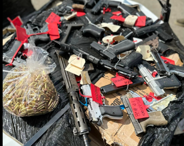 Поліція Маямі передала Україні конфісковану в США зброю (фото)