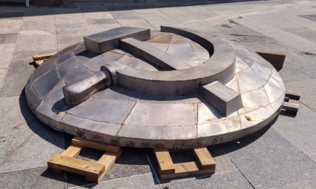 Радянський герб на монументі “Батьківщина-Мати” у столиці демонтовано (фото)