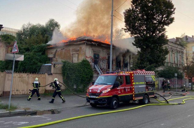 Рятувальники дві години гасили пожежу в старовинному будинку на Подолі площею 80 кв. м через “низький тиск в у водомережі”