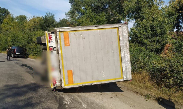 На Київщині вантажівка з тваринами перекинулася на легковик, загинула людина
