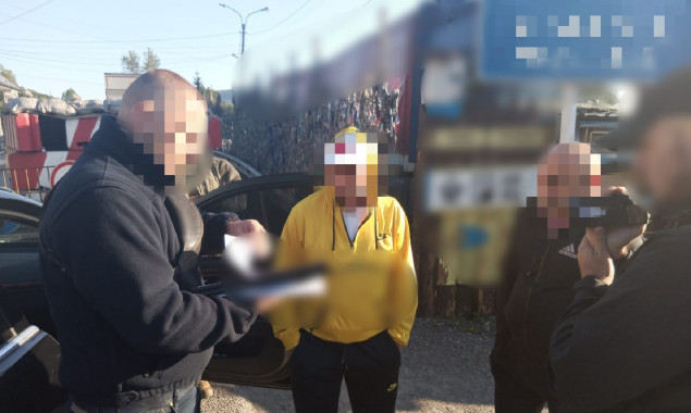 На Закарпатті двох іноземців затримали при спробі переправити за кордон ухилянта з Київщини