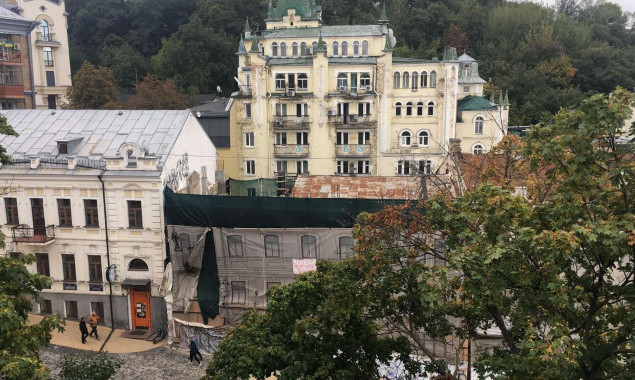 У Києві на Андріївському узвозі розбирають будинок XIX століття