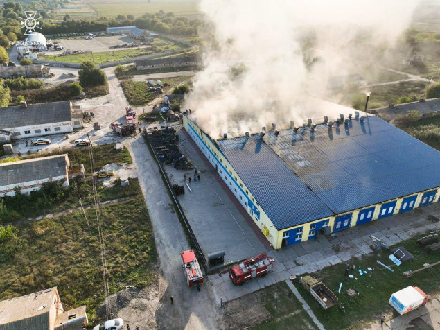 На Київщині сталась масштабна пожежа на підприємстві з вирощування грибів (фото, відео)