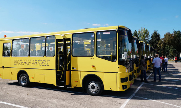 На Київщині ще 10 громад отримали нові шкільні автобуси