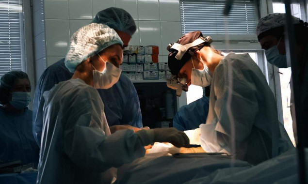 Американські хірурги безплатно прооперували військових з лицевими травмами на Київщині 