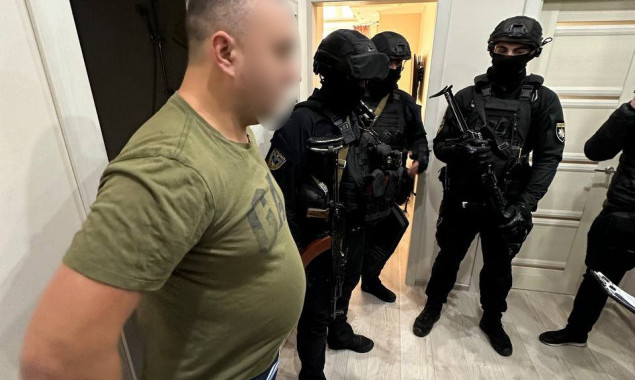 У Києві в наркоторговців вилучили “товару” на понад пів мільйона гривень та зброю (фото)