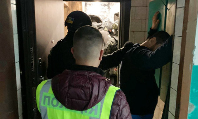 У Києві затримали чотирьох черкащан, які “вибивали” з чоловіка 28 тисяч доларів