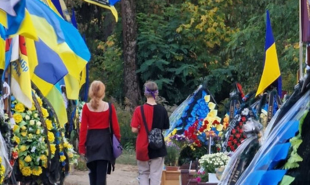 У Києві на Берковецькому кладовищі підлітки заради розваги обкрадали могили загиблих воїнів