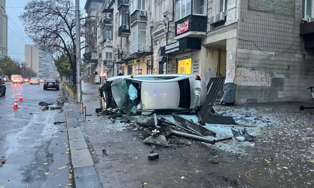 У середмісті Києва автомобіль збив двох людей на зупинці громадського транспорту