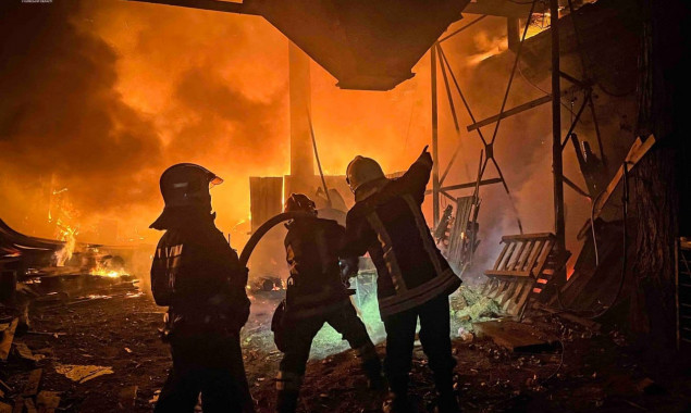 Під Києвом ліквідували масштабну пожежу на складах з деревиною (фото, відео)
