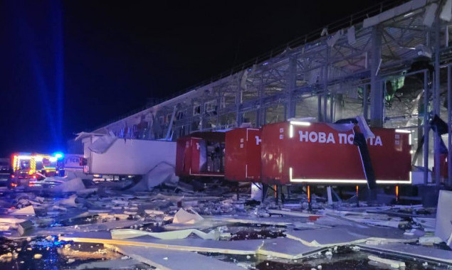 В результаті удару по терміналу “Нової пошти” на Харківщині загинули 6 людей, 16 поранених (фото, відео)