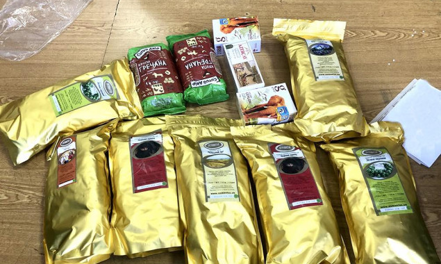 Київські митники вилучили з посилки до Таїланду 2 кг канабісу, задекларованого як чай (фото)