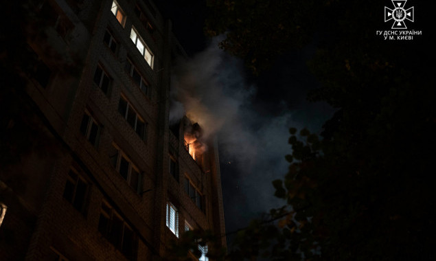У Києві при пожежі в квартирі жінка вистрибнула з вікна і загинула 