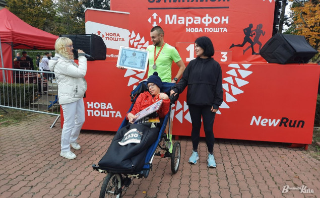 Хлопець з ДЦП встановив Національний рекорд України, подолавши столичними вулицями марафонську дистанцію у візку (фото) 