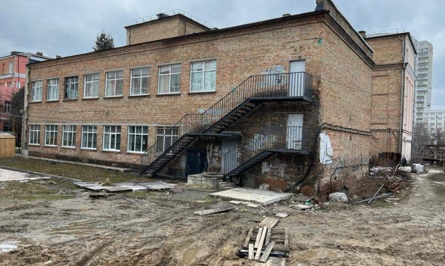 Керівнику столичного КП повідомили про підозру у розтраті 760 тисяч гривень на реконструкції гімназії у Голосіївському районі 