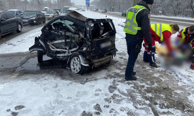 У Києві на Броварському проспекті внаслідок лобового зіткнення двох авто загинула жінка