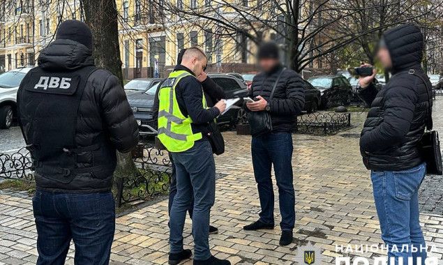 У Києві на підкупі поліціянта спіймали крадія грошей на укриття