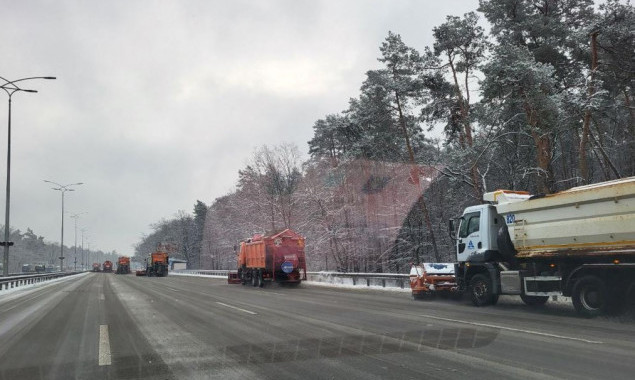 На Київщині 186 одиниць спецтехніки очищують дороги від снігу
