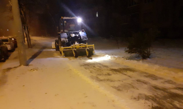 На столичних дорогах прибирають сніг та проводять протиожеледну обробку 293 одиниці техніки та 487 комунальників