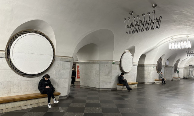 На столичній станції метро “Вокзальна” почали маскувати архітектурне оздоблення з комуністичною символікою (фото)
