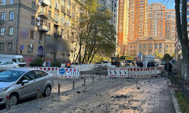 У Києві на вулиці Діловій триває ліквідація пошкодження тепломережі, рух  обмежено