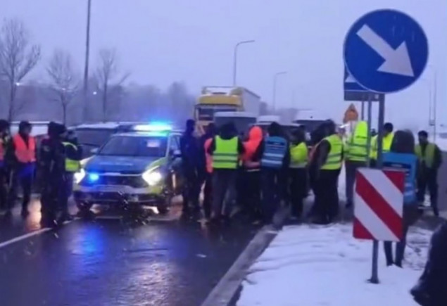 Українські водії перекрили дороги у Перемишлі та Медиці на знак протесту проти блокування кордону (фото)