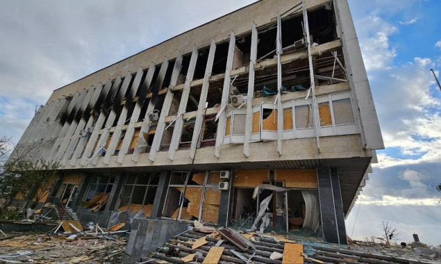 У Херсоні росіяни вдарили по бібліотеці імені Гончара, від початку вторгнення в регіоні зруйновано 6 тисяч об’єктів
